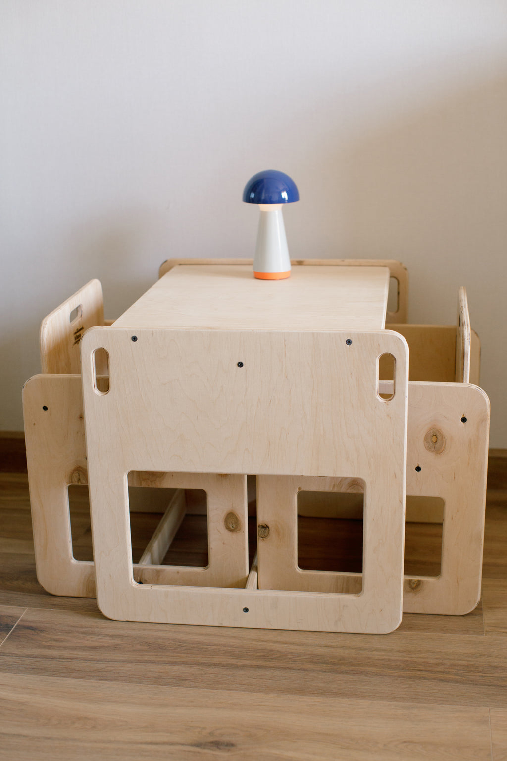 კუბი მაგიდა და სკამი