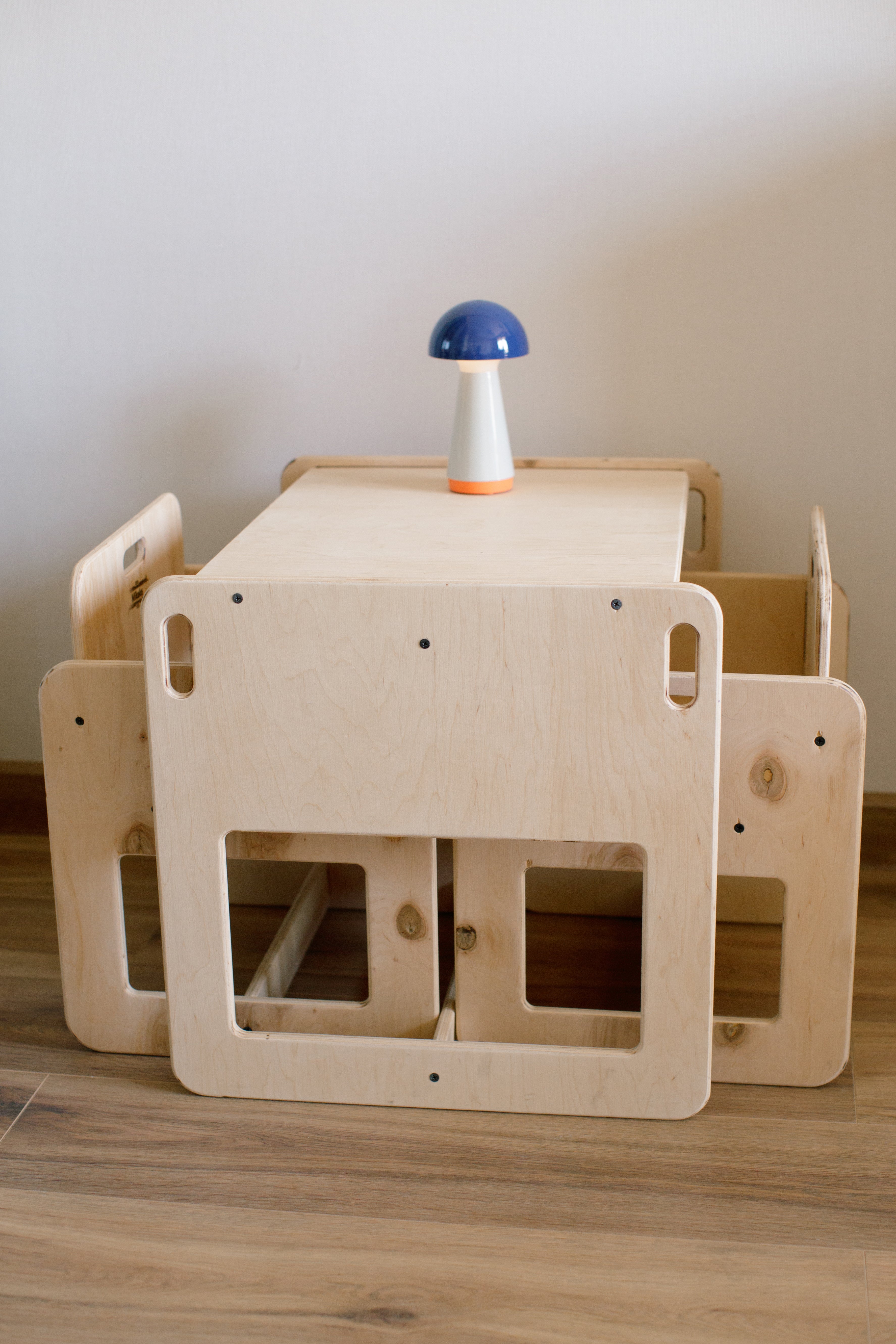 კუბი მაგიდა და სკამი