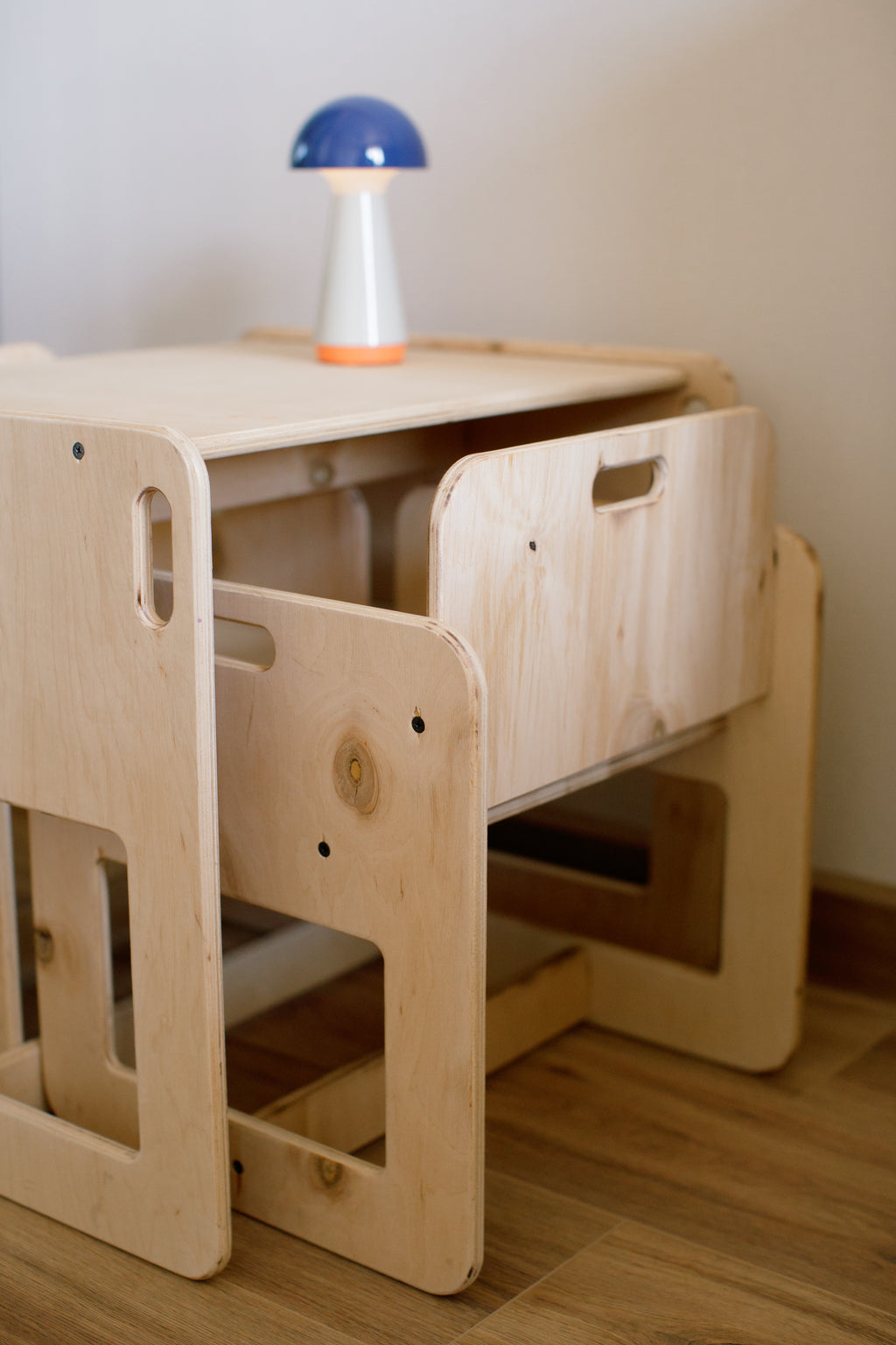 კუბი მაგიდა და სკამი